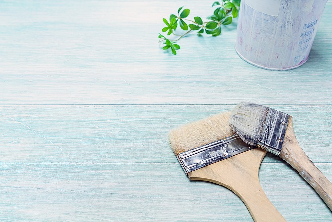 青い背景、刷毛2本、葉っぱ