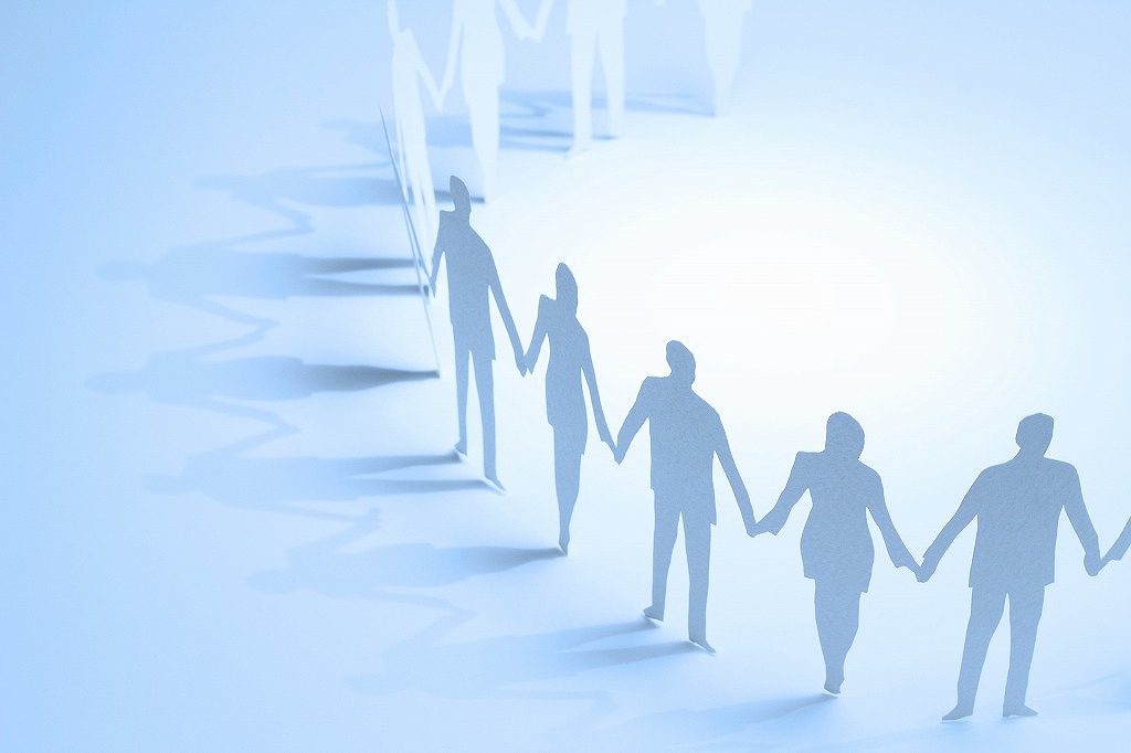 人の影が手をつないでいる