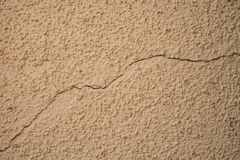 外壁のひび割れ・剥がれ対策～放置すると雨漏りになる前に補修が必要な理由